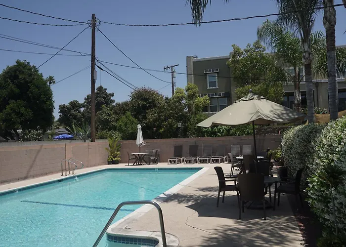 Harbor Inn & Suites