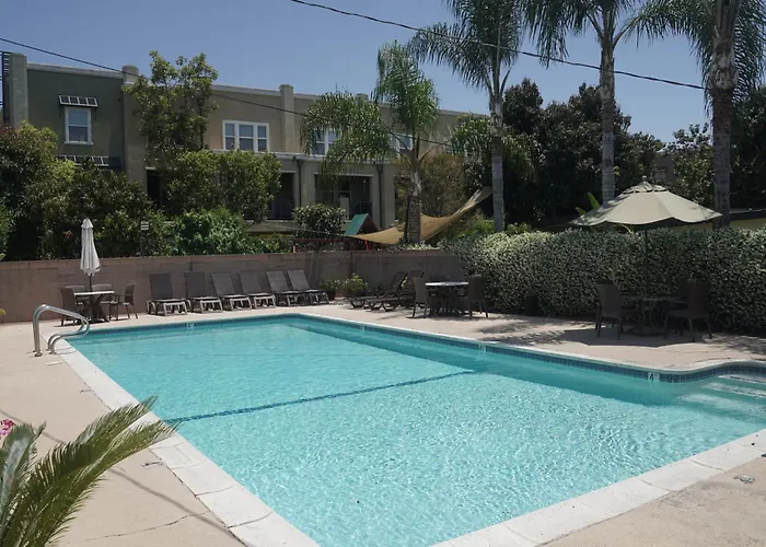 Harbor Inn & Suites